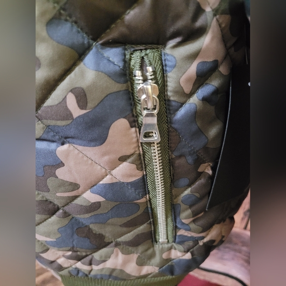 Women's Camo Front Zip Puffer Jacket - Picture 3 of 9